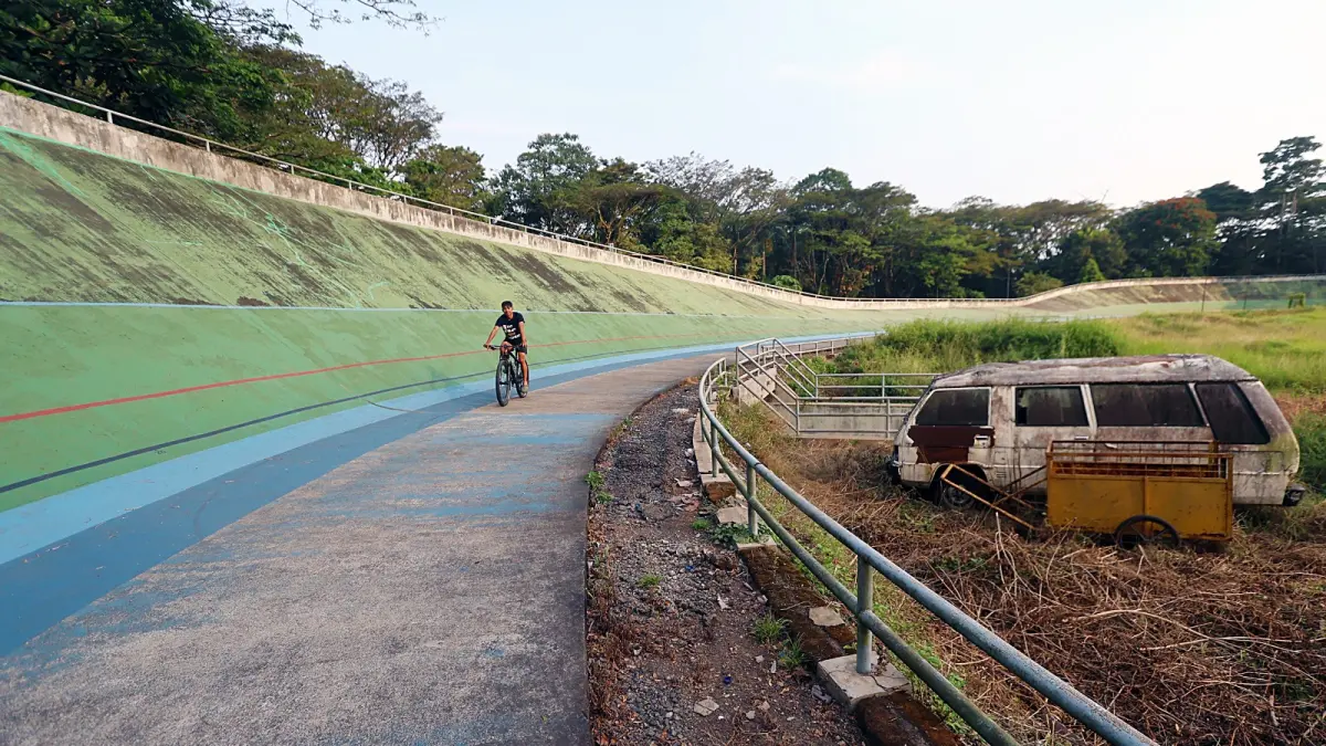 TERBENGKALAI: Perjanjian Kerja Sama (PKS) antara Pemkot Malang dan Pemprov Jatim bakal diteken untuk pengelolaan Velodrome. (Darmono/Radar Malang) 