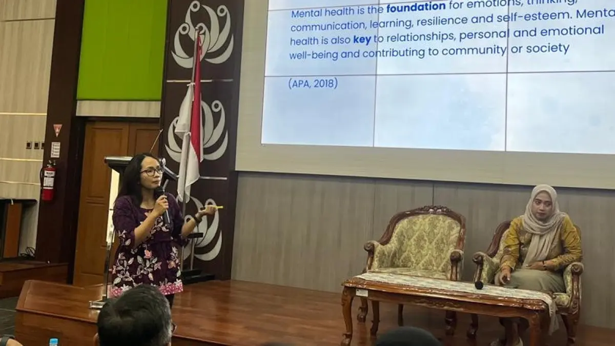 Tim Layanan Konseling UB Dian Sudiono MPsi saat memberi penjelasan kesehatan mental kepada peer counselor Fakultas Vokasi, Universitas Brawijaya, Kamis (4/6). (Nahdiatul Affandiah/Radar Malang)