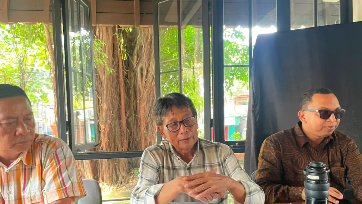 Abdul Wahab (tengah) dan Sabri Balafif (paling kanan) menyampaikan progres perizinan Hotel Aston Malang. (Andika Satria Perdana/Radar Malang)