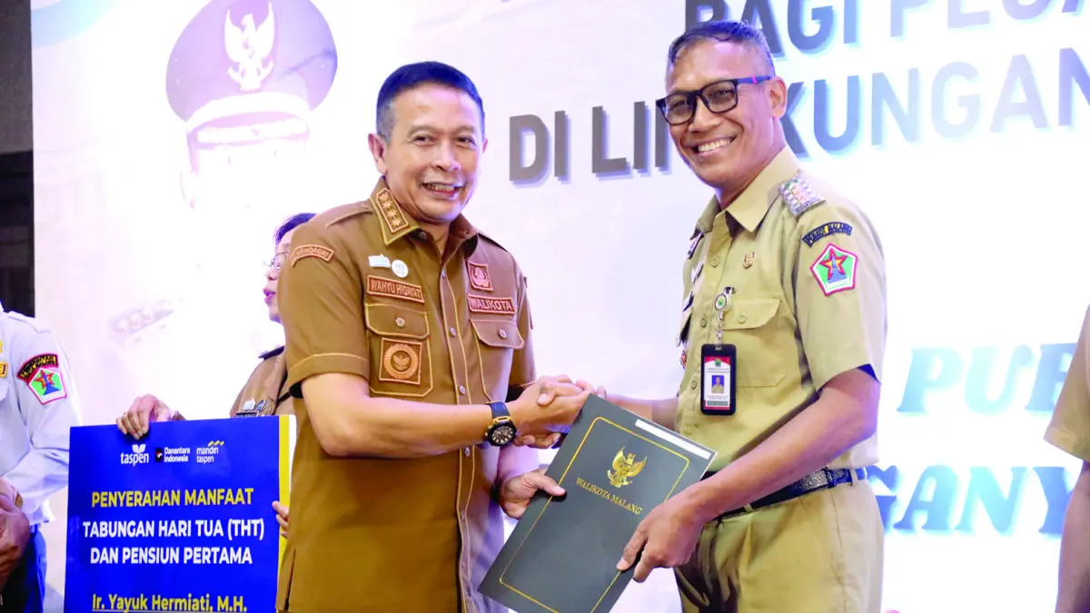 BAKAL PURNATUGAS: Camat Kedung kandang Fahmi Fauzan (kanan) menerima SK pensiun dari Wali Kota Malang Wahyu Hidayat, beberapa waktu lalu. Pemkot masih tunggu pelaksanaan manajemen talenta rampung