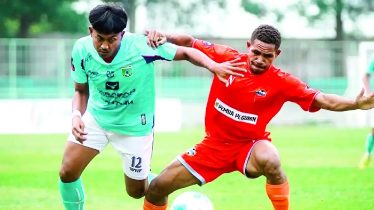 BIDIK TIGA POIN: Pemain Persikoba Batu (kiri) berusaha melewati Persigubin Pegunungan Bintang dalam laga kedua Liga 4 Nasional Piala Presiden di Stadion Gelora Brantas, Rabu lalu (3/6).