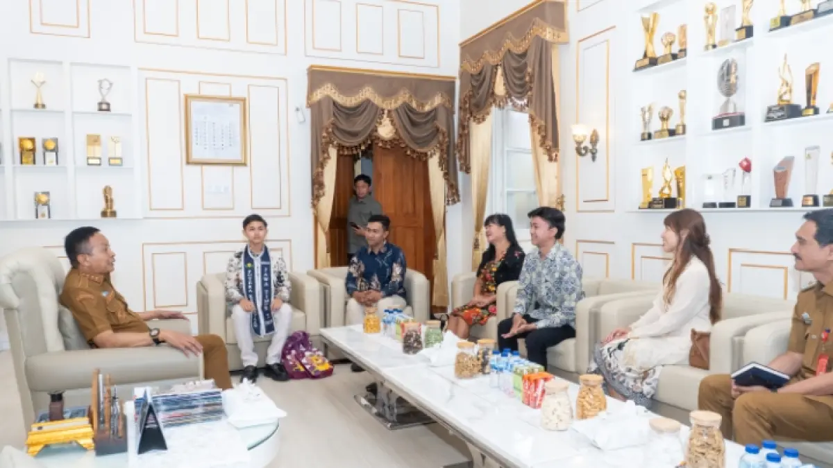 HANGAT: Suasana audiensi Edmund Keano Xaviero dan Pemkot Malang sebelum keberangkatannya ke ajang Putera Puteri Kebudayaan Remaja Indonesia 2026.