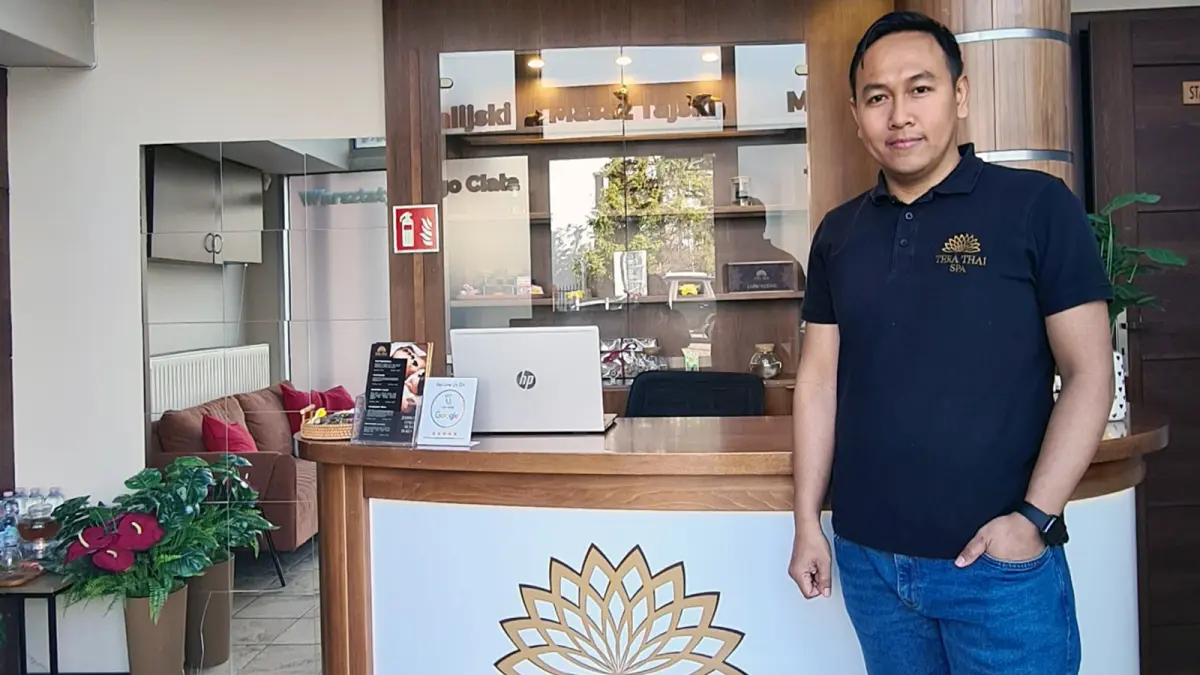JATUH BANGUN: Alumnus UMM Galang berfoto di depan tempat usahanya Tera Thai Spa, Kota Gdynia, polandia, beberapa waktu lalu.