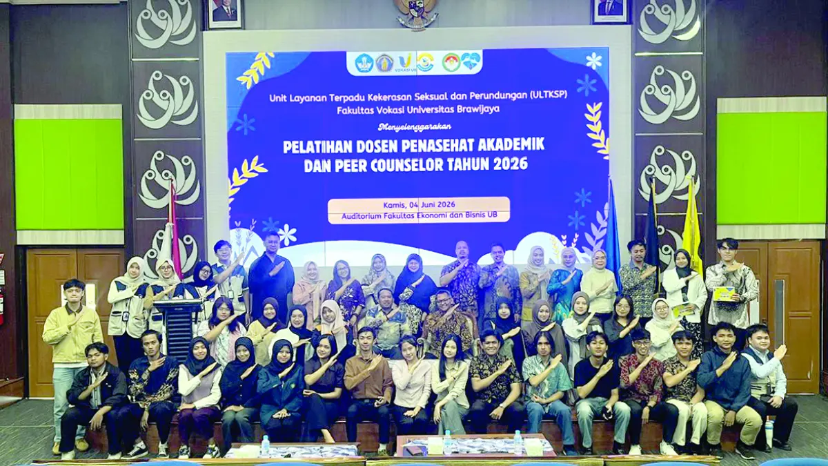 KOMPAK: Dekan Fakultas Vokasi UB foto bersama dengan calon peer counselor setelah pelatihan kemarin (4/6).