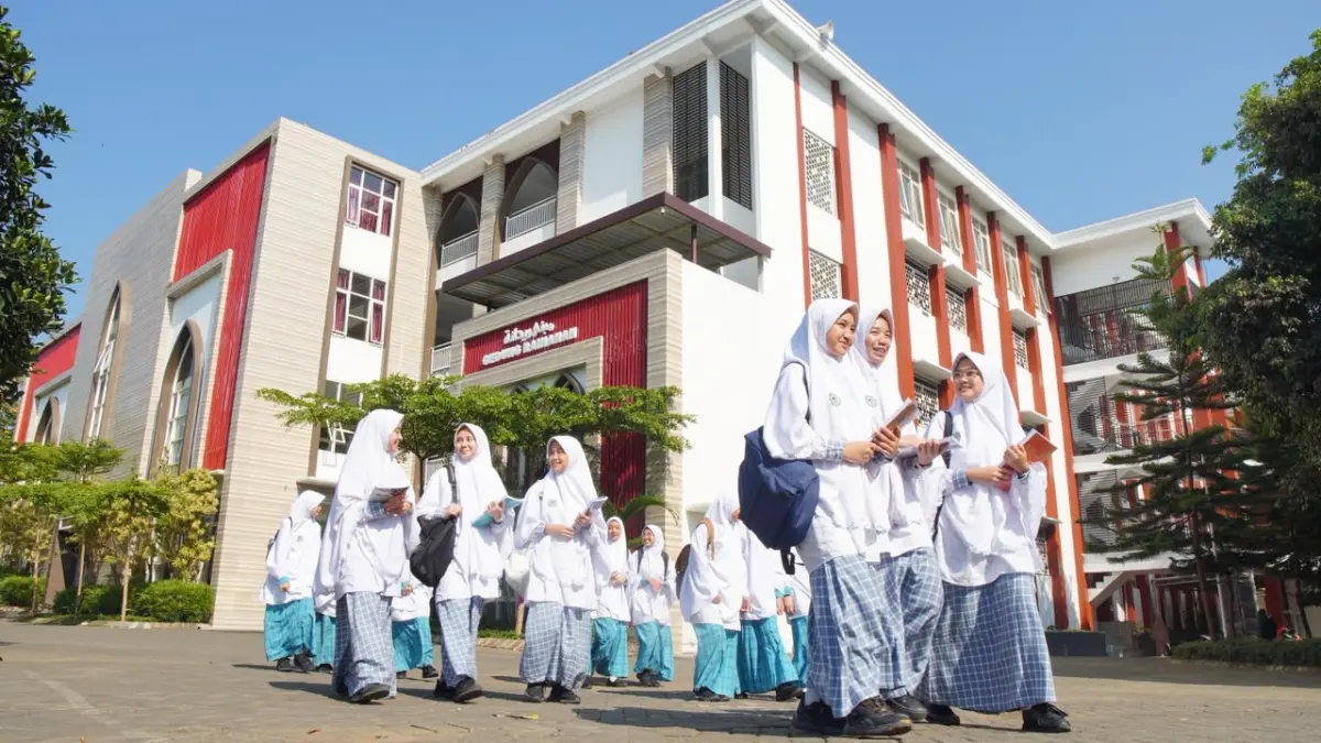 MODERN DAN BERSIH: Gedung SMA Ar-Rohmah Putri Islamic Boarding School Dau Malang megah dan memiliki lingkungan yang bersih dan rapi.