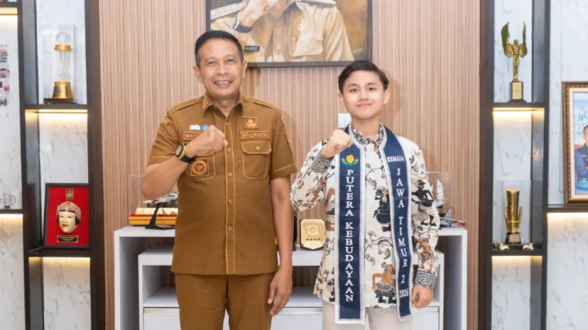 OPTIMISTIS: Wali Kota Malang Wahyu Hidayat memberi dukunhan ke Edmund Keano Xaviero, Wakil 1 Putra Kebudayaan Remaja Jawa Timur 2026.