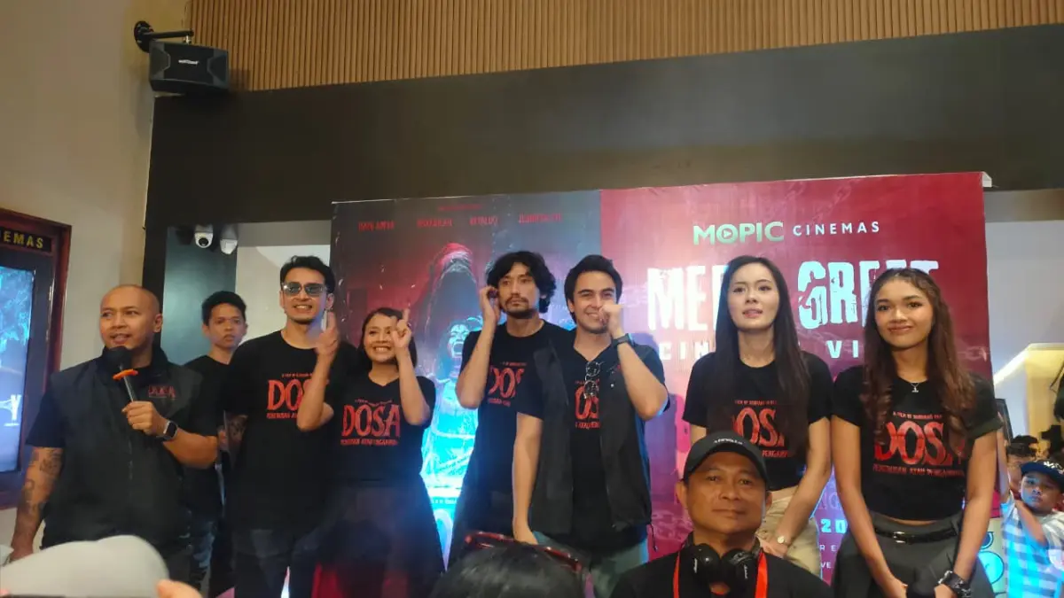 Pemeran film "Dosa: Penebusan atau Pengampunan" menyapa penonton di Movimax Malang. (Shangrila Juni Prihandinik/Radar Malang)