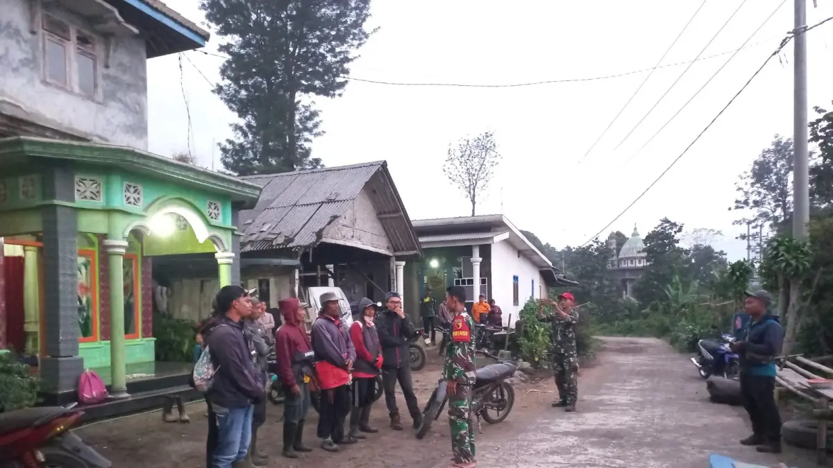 PENCARIAN: Tim gabungan bersiap melakukan pencarian tiga pendaki Gunung Semeru yang terjatuh. Hingga kemarin (4/6) korban belum ditemukan.