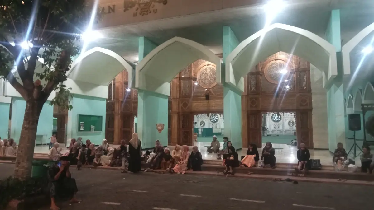 Rombongan keluarga jemaah asal Kabupaten Malang menunggu kepulangan haji di Masjid Agung Baiturrahman Kamis (4/6) malam. (Indah Mei Yunita/Radar Malang)