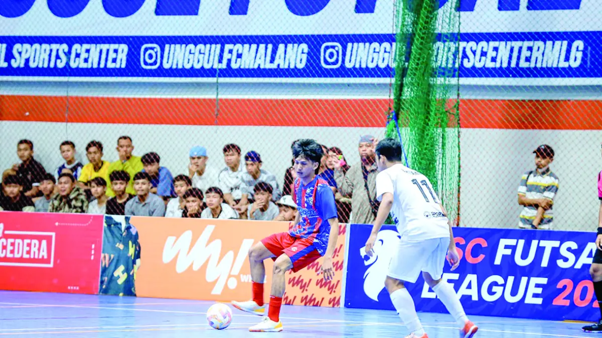 SIAP BERLAGA: Pemain AB Frenz (kiri) menahan bola dalam laga USC Futsal League Volume 3 melawan Rodali FC di Unggul Sports Center.
