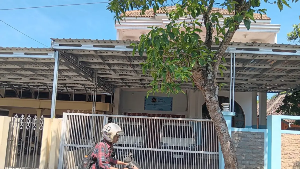 TAK PENUHI STANDAR: Kendaraan melintasi salah satu SPPG di Kabupaten Malang yang terkena sanksi pemberhentian sementara oleh BGN RI kemarin.