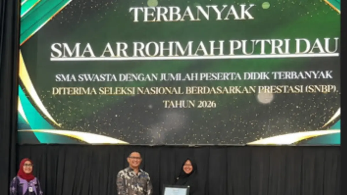 TERBANYAK: Dinas Pendidikan Provinsi Jawa Timur menyerahkan penghargaan kepada SMA Ar-Romhah Putri, Dau Malang karena lulusannya terbanyak diterima di perguruan tinggi negeri dari jalur  SNBP tahun 2026.