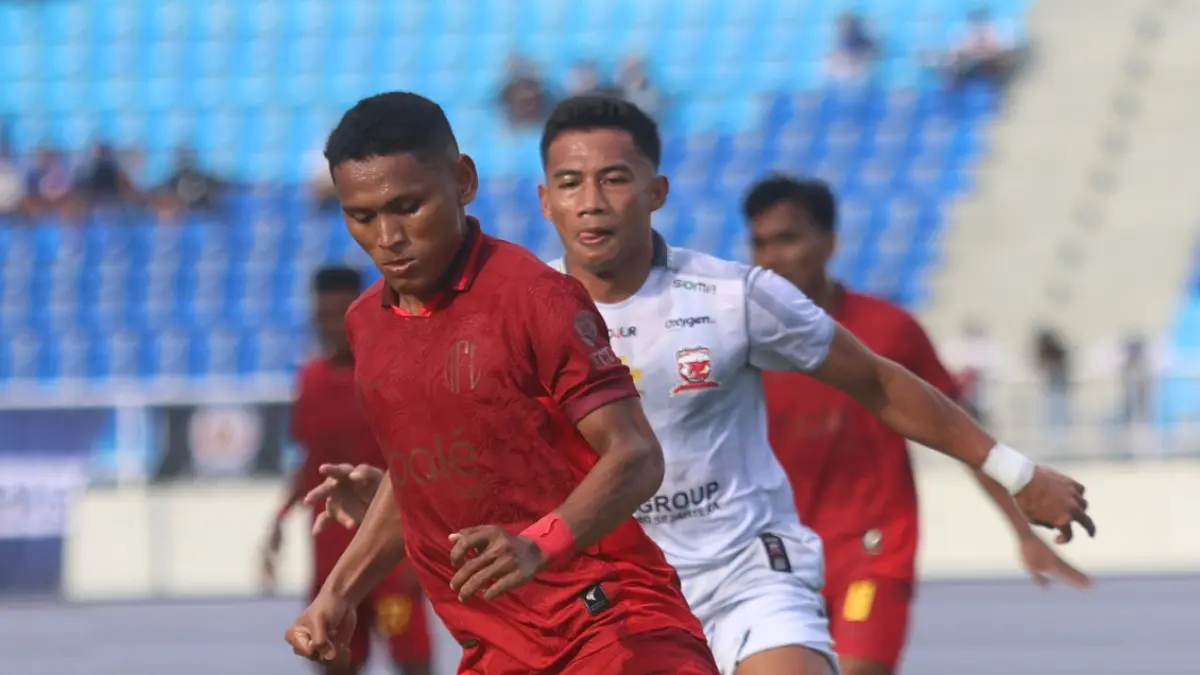 BERPISAH: Iksan Lestaluhu menggiring bola dalam laga Arema FC melawan Madura United di BRI Super League musim 2025/2026.