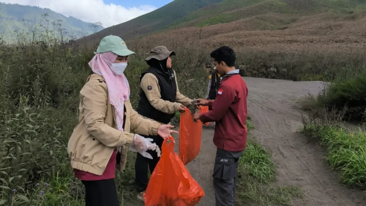 CEMARI LINGKUNGAN: Petugas BB TNBTS mengumpulkan sampah di kawasan wisata Gunung Bromo beberapa waktu lalu.