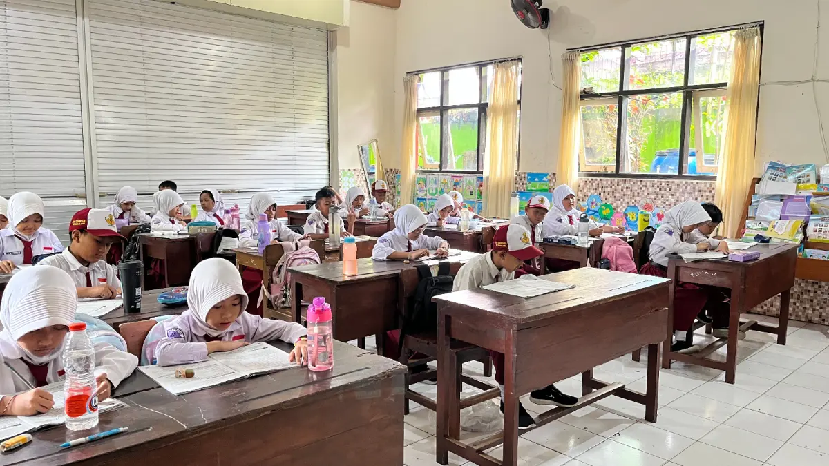 FOKUS: Sejumlah siswa SDN Kebonsari 1 mengikuti pembelajaran dengan antusias, kemarin. Calon siswa usia di bawah 7 tahun tetap berkesempatan diterima. FOTO: NAHDIATUL AFFANDIAH/RADAR MALANG