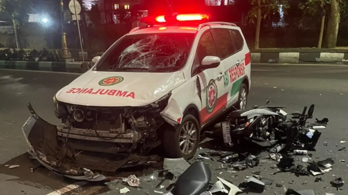 HANCUR: Kondisi ambulans usai ditabrak motor Vario di depan RSSA, Sabtu pagi (6/6).