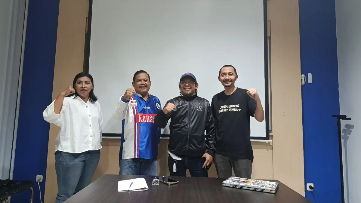 JAGA KOMITMEN TINGGI: Anggota Komisi Pemilihan Aremania untuk Musyawarah Nasional II Aremania Utas hadir dalam sesi press conference, di Rumah BUMN BRI, Kecamatan Klojen, kemarin. Dari kiri, Eka Wulandari, Dedi Arisandi, Irawan Sasmito, dan Fariz Chamim 