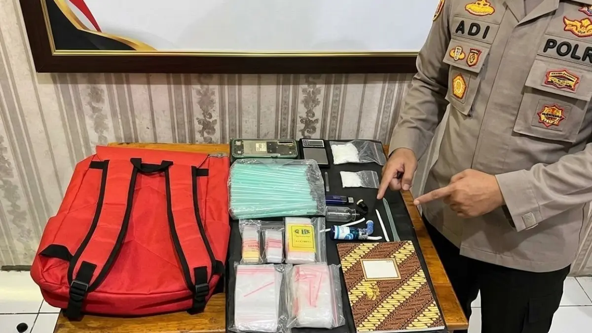 Personel Satresnarkoba Polres Malang menunjukkan barang bukti hasil ungkap narkoba di Tumpang dan Dampit. (Humas Polres Malang)