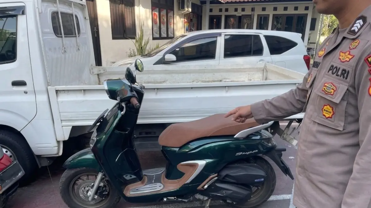 Polisi menunjukkan Honda Stylo 160 yang dicuri maling saat karnaval di Ngajum, Kabupaten Malang. (Humas Polres Malang)