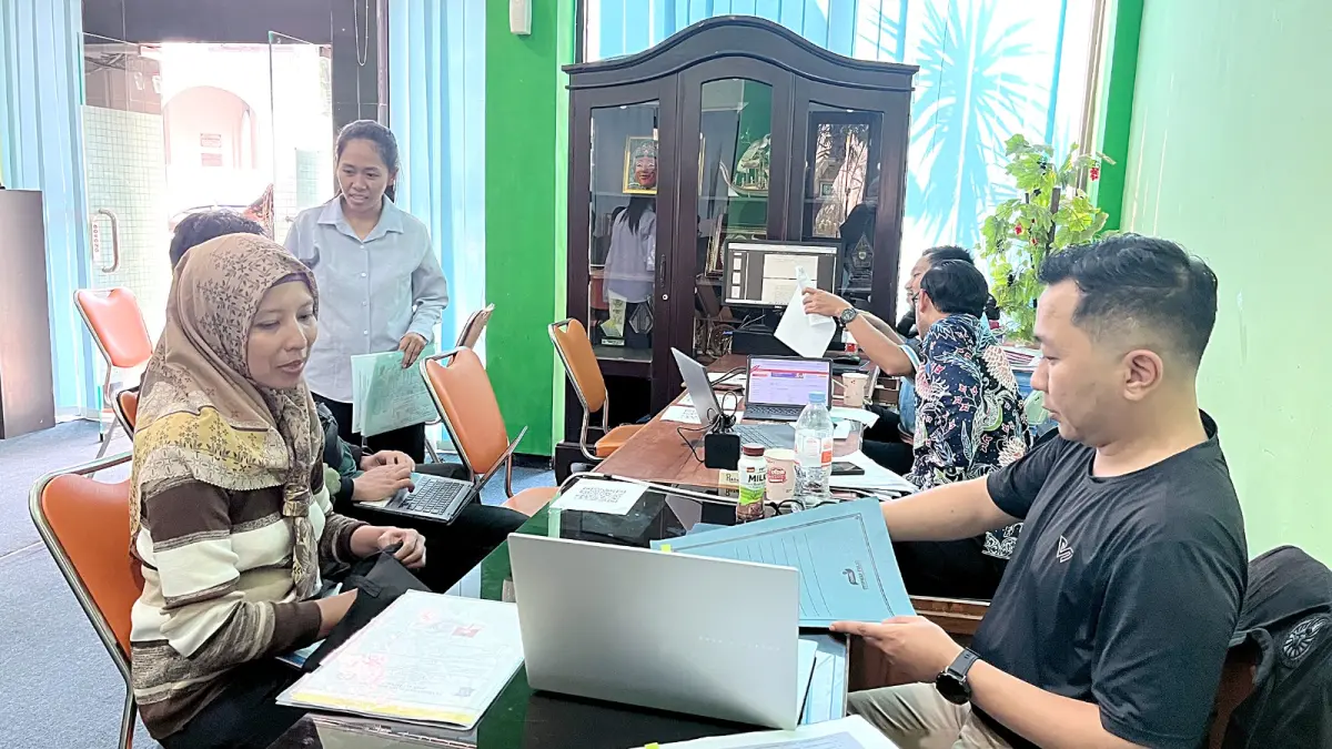 VERIFIKASI: Beberapa wali murid melakukan update data secara manual di Posko SPMB Disdikbud Kota Malang, kemarin (5/6). (NAHDIATUL AFFANDIAH/RADAR MALANG)
