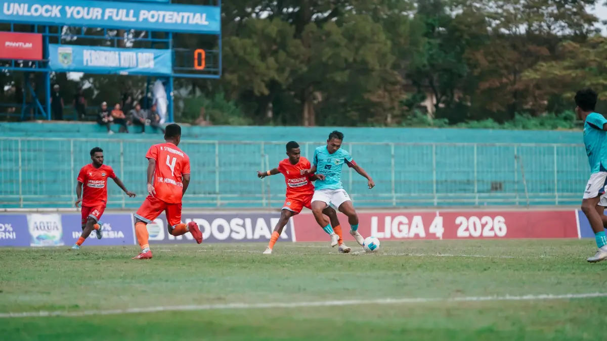 WASPADAI LAWAN: Kapten Persikoba Batu Lutfan Dhudinik (kanan) berusaha lepas dari penjagaa pemain Persigubin Pegunungan Bintang dalam laga Liga 4 Nasional Piala Presiden di Stadion Gelora Brantas, Batu.
