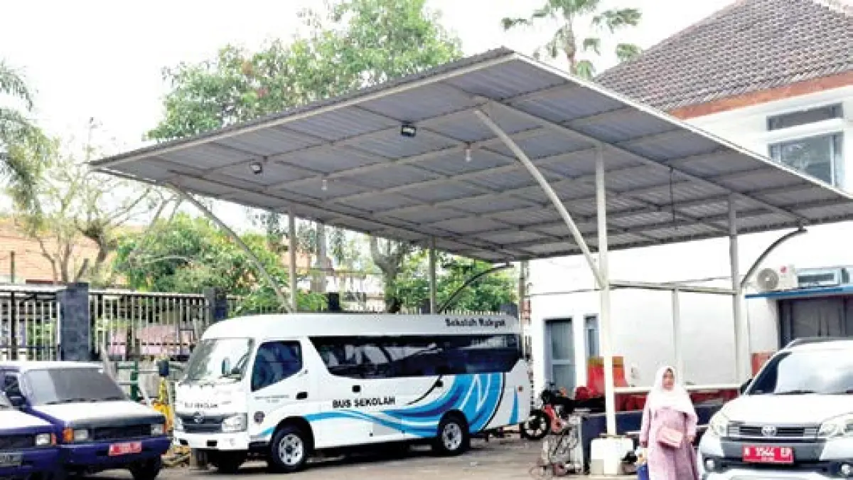 BELUM BEROPERASI: Satu unit microbus hibah dari Kemenhub masih parkir di halaman belakang kantor Dishub Kabupaten Malang beberapa waktu lalu.