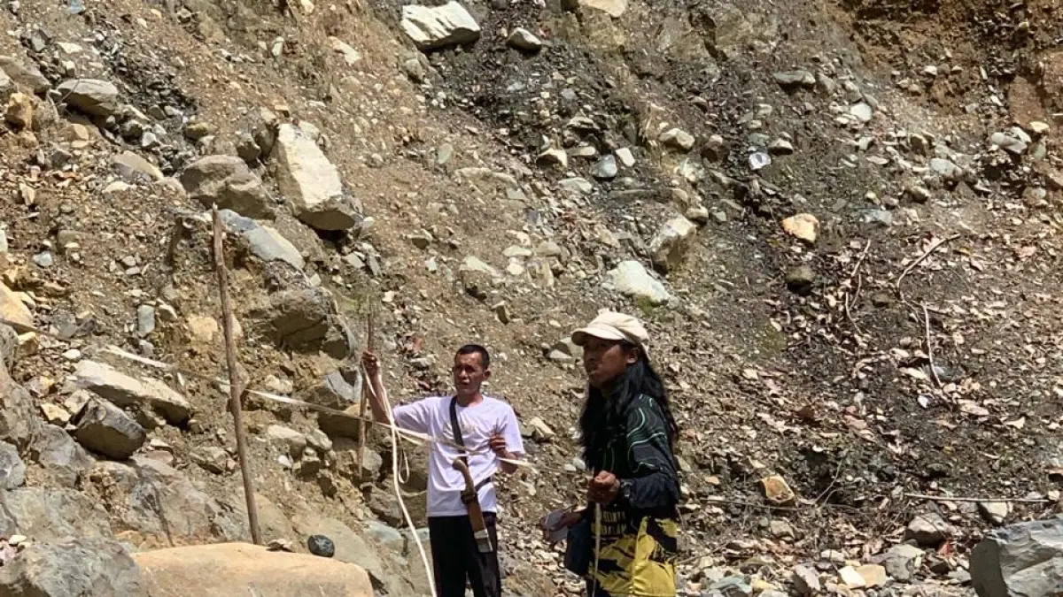BERSAMA MASYARAKAT: Nehemia Mahardika Brilliandi berada di lokasi terdampak bencana.