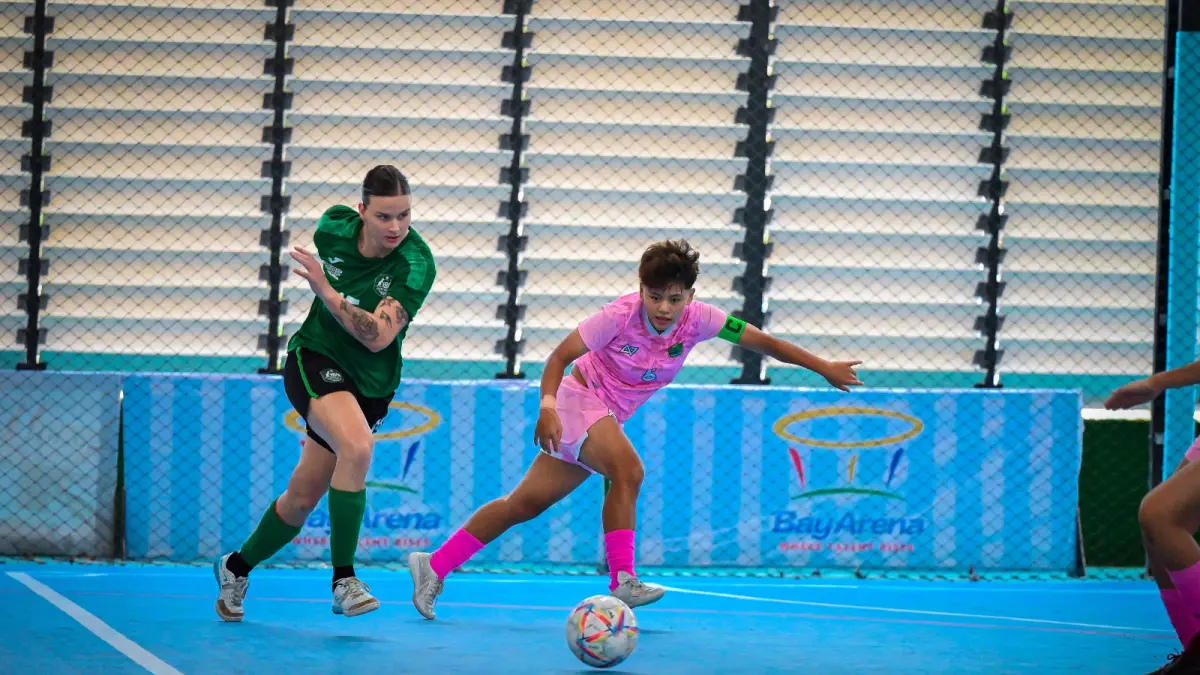 DAPAT PENGALAMAN BERHARGA: Pemain Tim Futsal Putri Kota Malang Yuanita Nazdwa Andistria (kanan) mengawal ketat pemain Timnas Futsal Putri Australia dalam laga di Bay Arena Sport Center, Jumat lalu (5/6) 