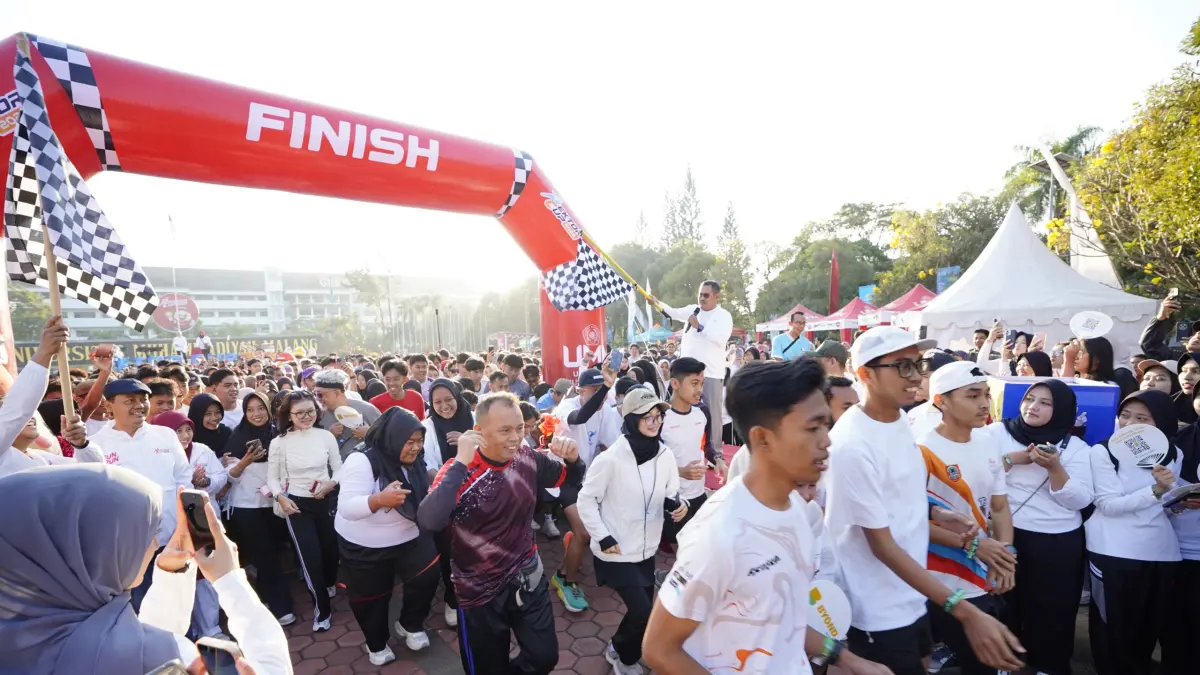 HILANGKAN PENAT: Peserta Fun Tahes saat start.