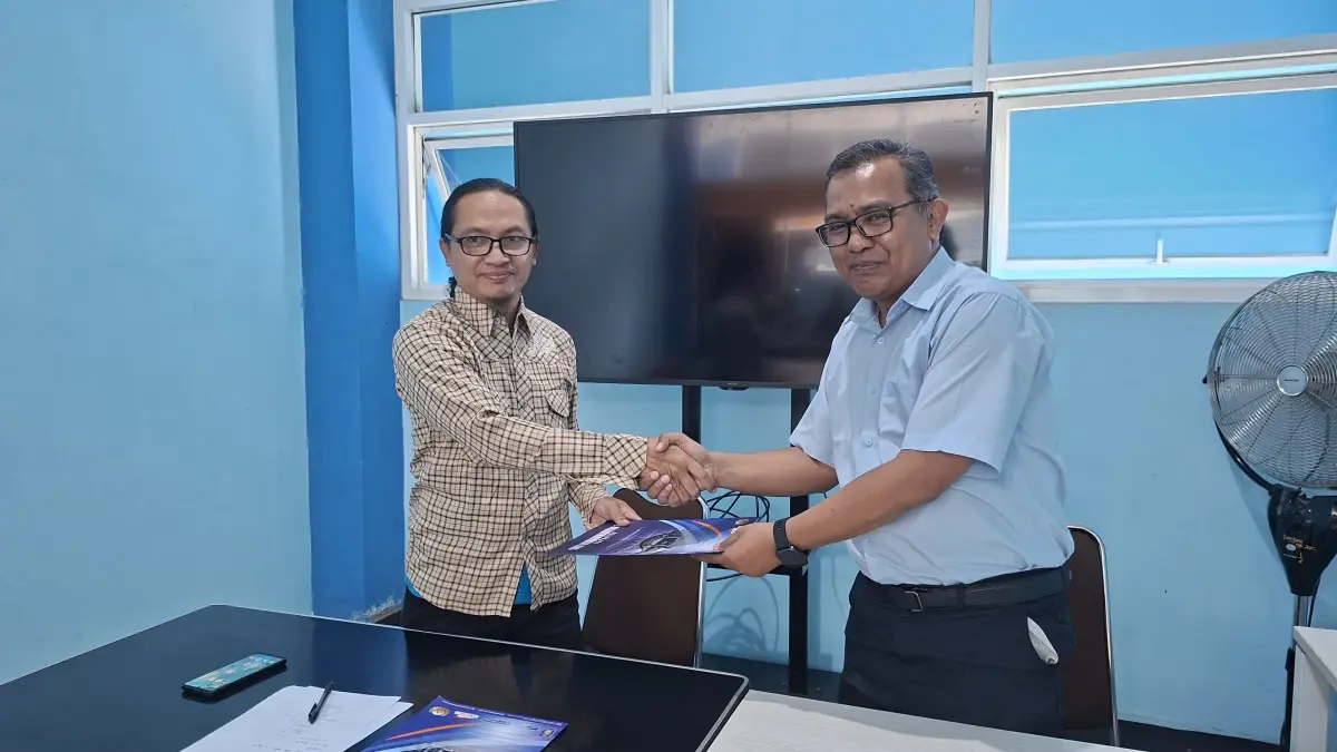 KOMITMEN: Kesepakatan bersama (MoU) pembangunan Kampus 2 antara Kepala SMK Muhammadiyah 1 Kepanjen (kanan) dan kontraktor dari CV Sinar Jaya Sakti Malang.&nbsp;