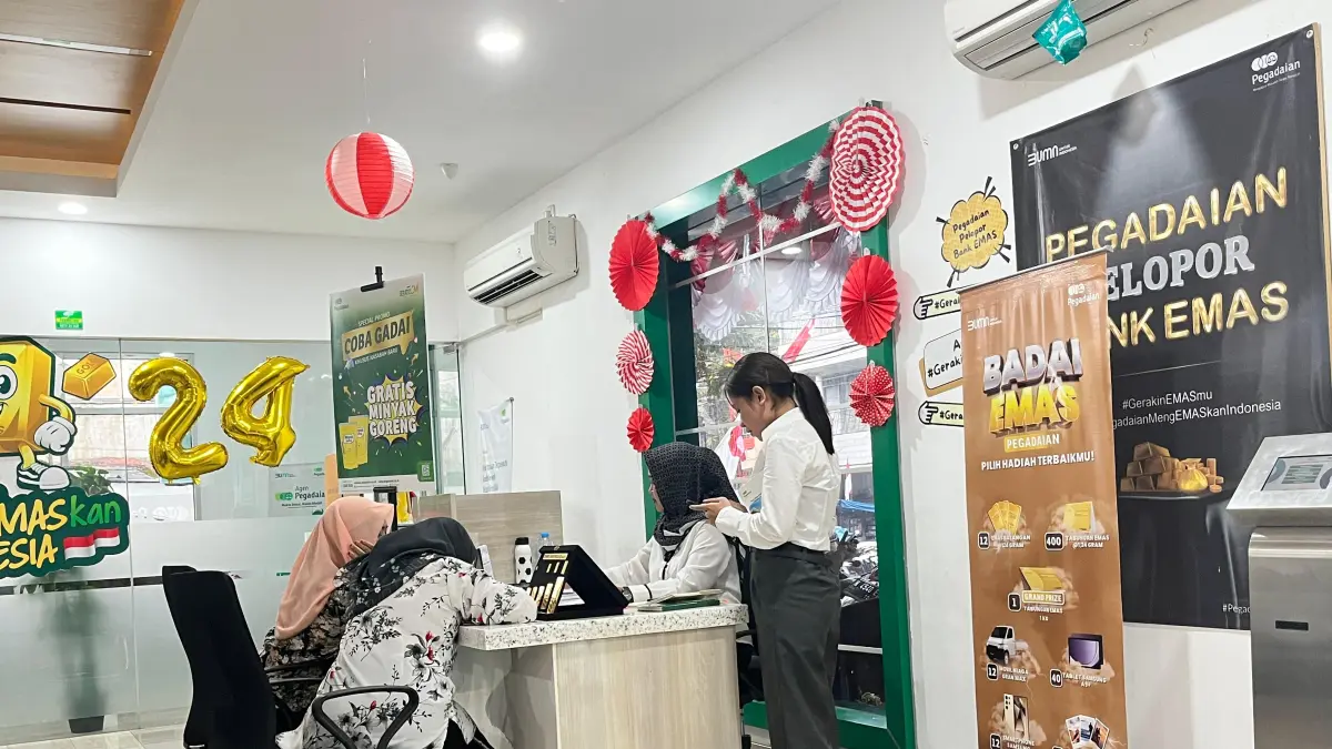 Konsultasi mengenai pinjaman di kantor Pegadaian Malang (NAHDIATUL AFFANDIYAH/RADAR MALANG)