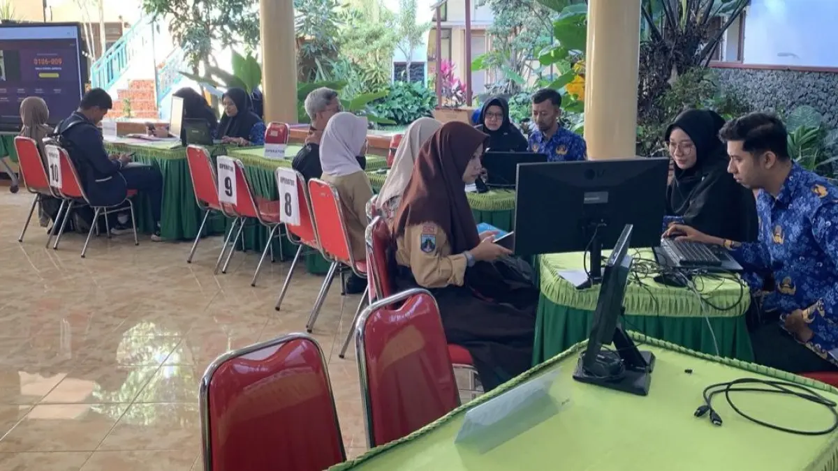MENGANTRE: Wali murid dan siswa calon pendaftar mengikuti tahapan  pengambilan PIN SPMB di SMAN 4 Kota Malang, kemarin. Batas terakhir verifikasi PIN tanggal 9 Juni pukul 23.59.