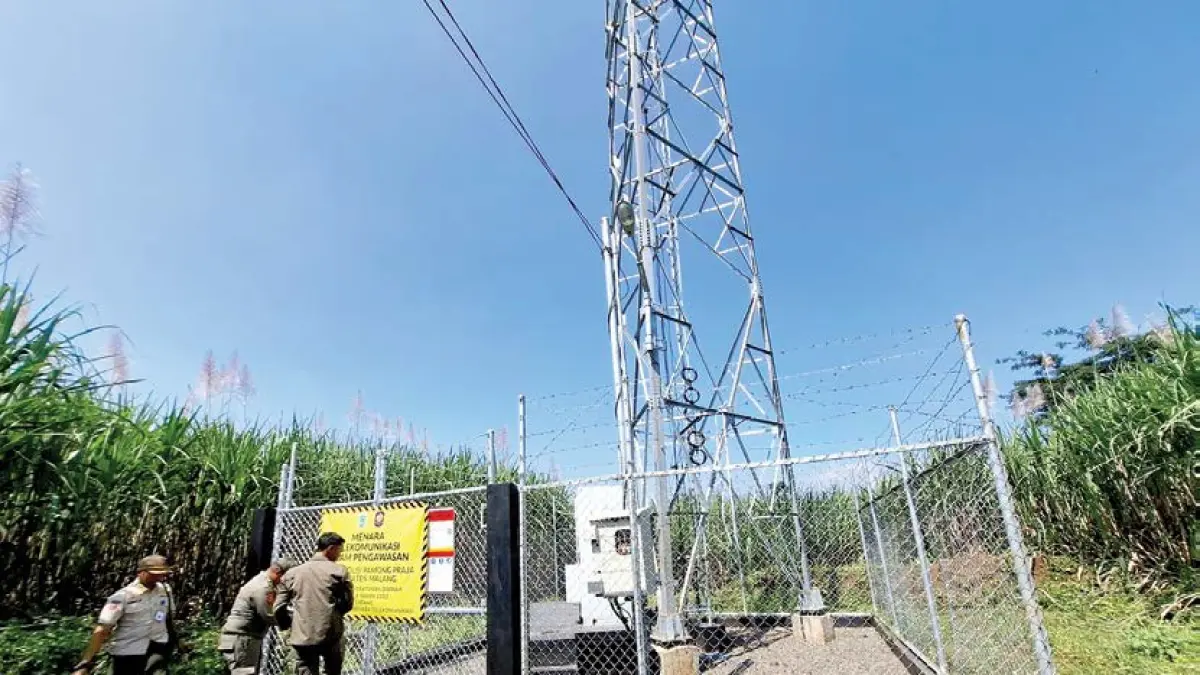 PENERTIBAN: Satpol PP Kabupaten Malang menyegel tower di Desa Kemantren, Jabung beberapa waktu lalu.