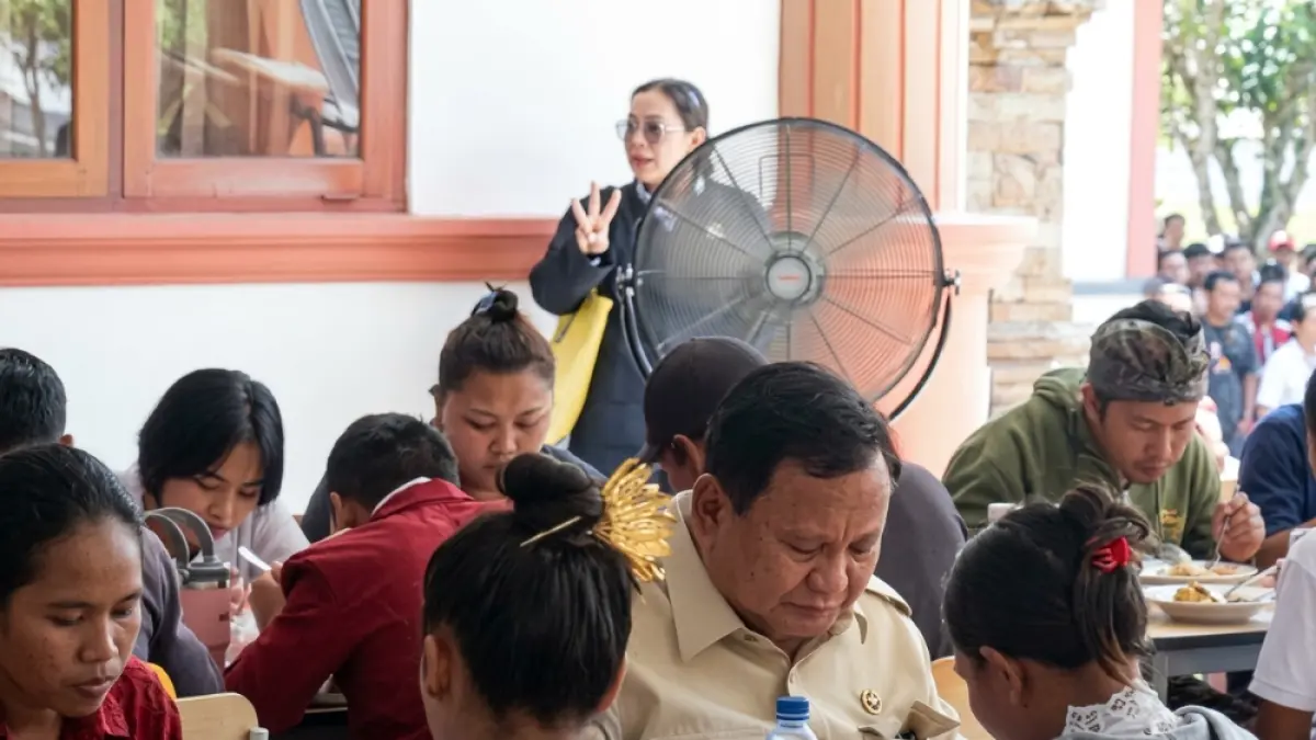 Presiden Prabowo Subianto saat menyantap MBG bersama siswa dan orang tua siswa di SMPR 17 Tabanan, Bali, Minggu (7/6). (Sumber: Istimewa).