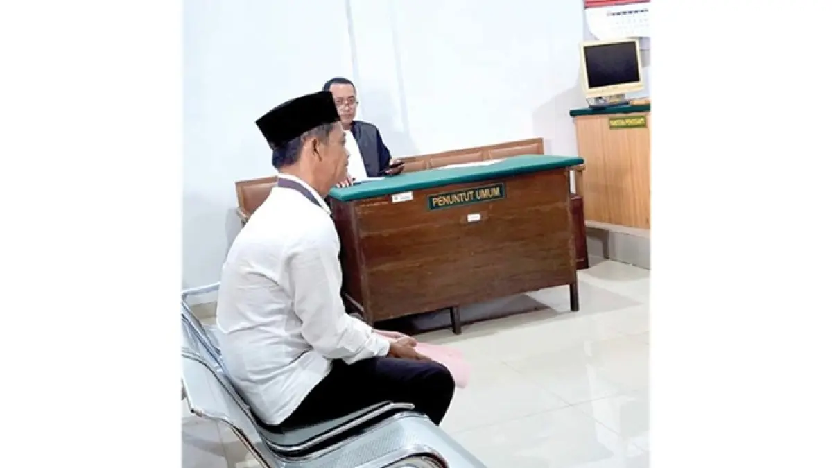 PROSES HUKUM: Yudianto, 53, warga Sumberoto, Kecamatan Donomulyo menjalani sidang di PN Kepanjen. Dia didakwa melakukan penganiayaan terhadap menantunya.