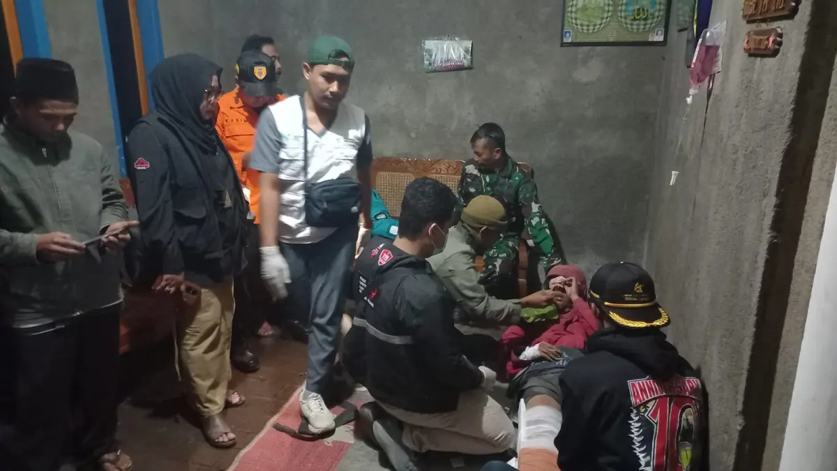 PULANG DENGAN SELAMAT: Petugas TNBTS dan relawan memberikan pertolongan kepada pendaki ilegal yang sempat nekat masuk Gunung Semeru pada Jumat (5/6). (TNBTS for Radar Kanjuruhan)