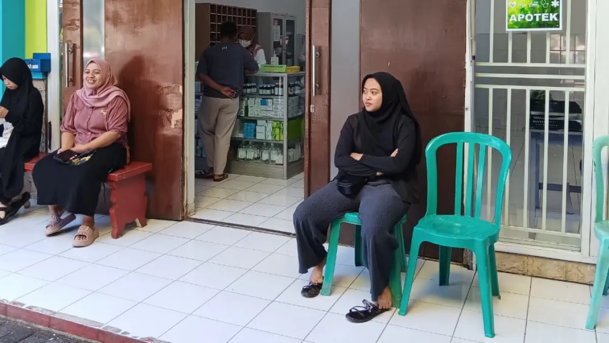 SADAR KESEHATAN: Pasien perempuan menunggu panggilan menerima obat di apotek Puskesmas Ardimulyo, Singosari, pekan lalu. (Indah Mei Yunita/Radar Malang)