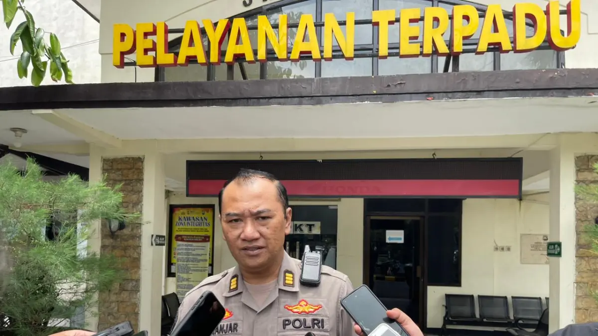 SERIUS: Kasihumas Polres Malang AKP Bambang Subinajar saat diwawancara awak media.