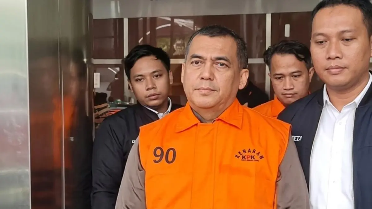 Silmy Karim Eks Wakil Menteri Imigrasi dan Pemasyarakatan (Wamen Imipas) mengenakan rompi oranye saat keluar dari gedung KPK. (Sumber: Istimewa).