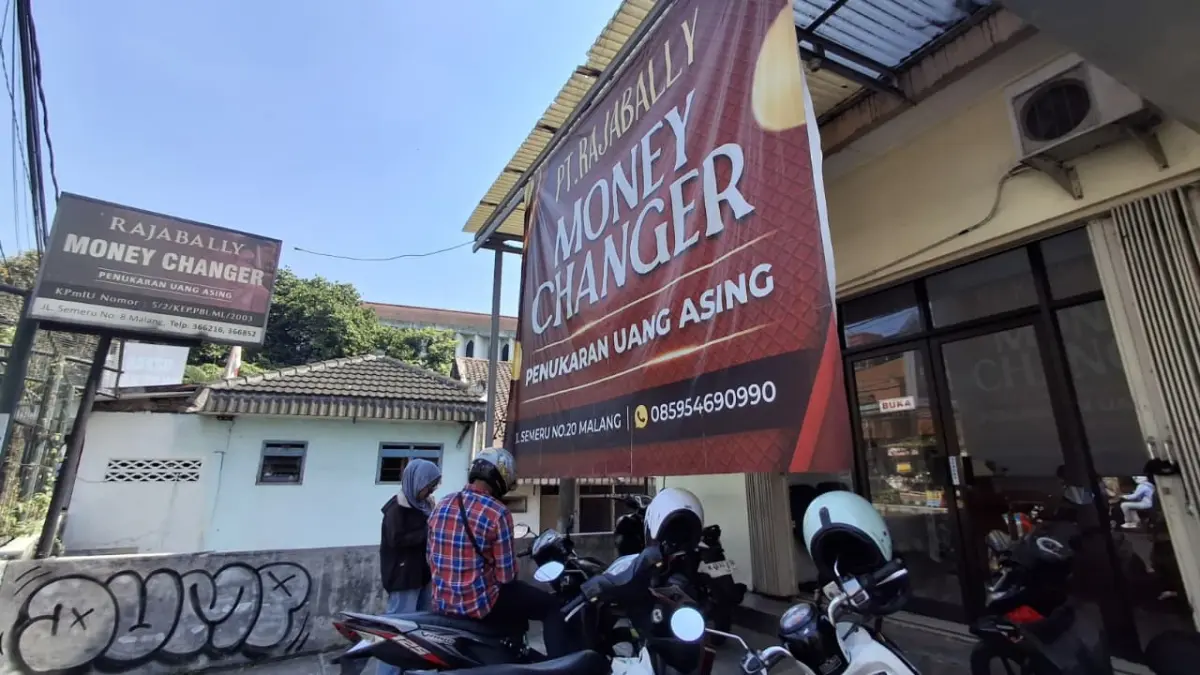 Aktivitas tepat penukaran uang di Kota Malang. (Nabila Amelia/Radar Malang)