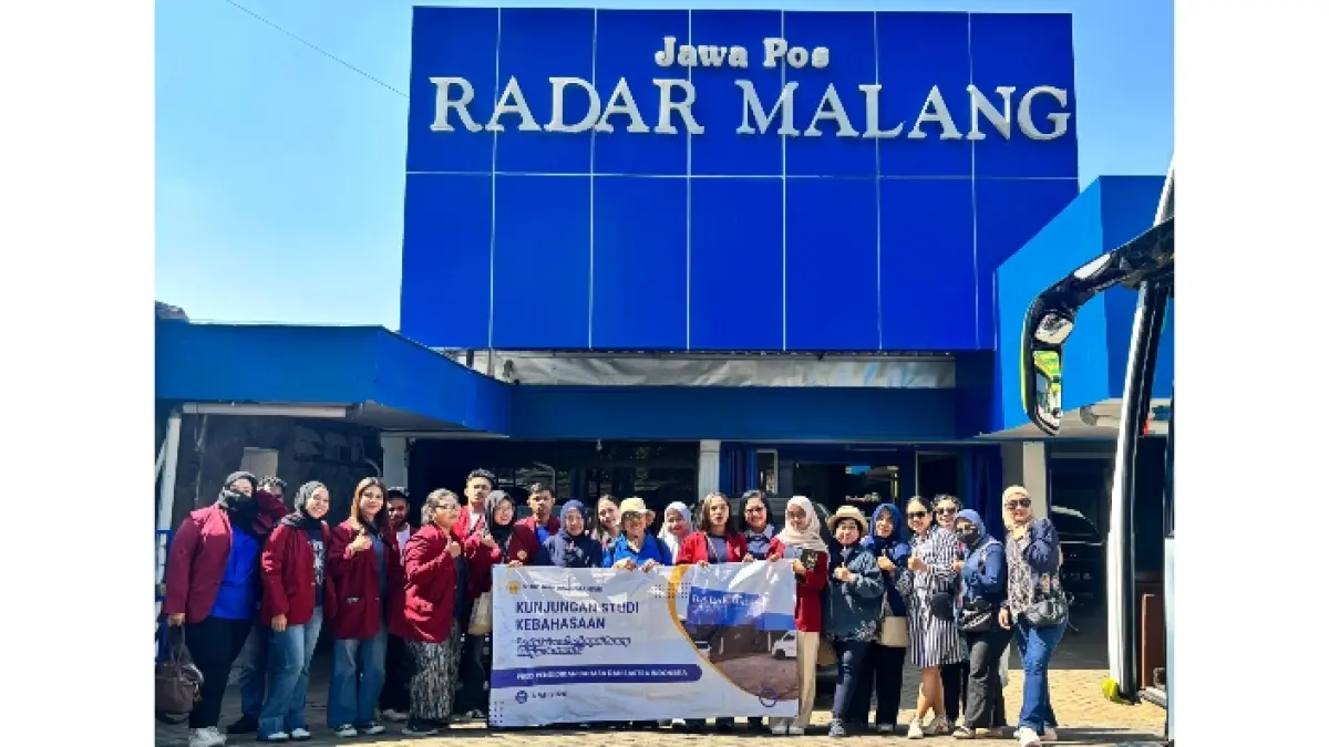 ANTUSIAS: Mahasiswa bersama dosen pembimbing STKIP Bina Insan Mandiri (STKIP BIM) berkunjung ke kantor Jawa Pos Radar Malang, Senin (8/6).