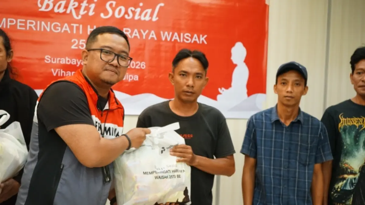 BERBAGI: Pertamina Patra Niaga gandeng Vihara Dhammadipa salurkan paket sembako.