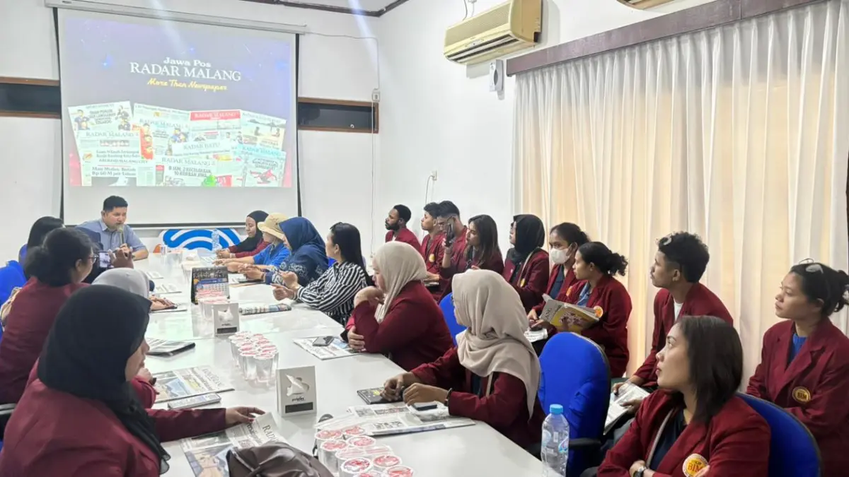 FOKUS: Peserta kunjungan dari STKIP Bina Insan Mandiri (STKIP BIM) mendengarkan materi dari Jawa Pos Radar Malang, Senin (8/6).