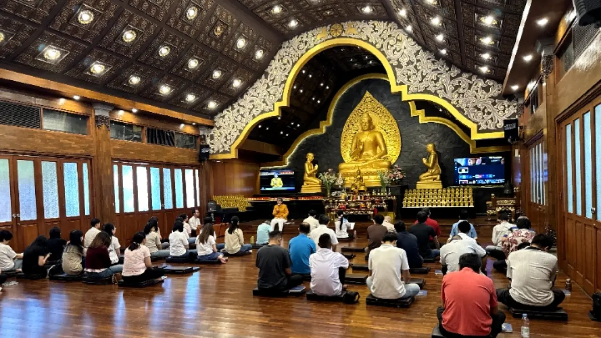 KHUSYUK: Suasana peribadatan di Vihara Dhammadipa.