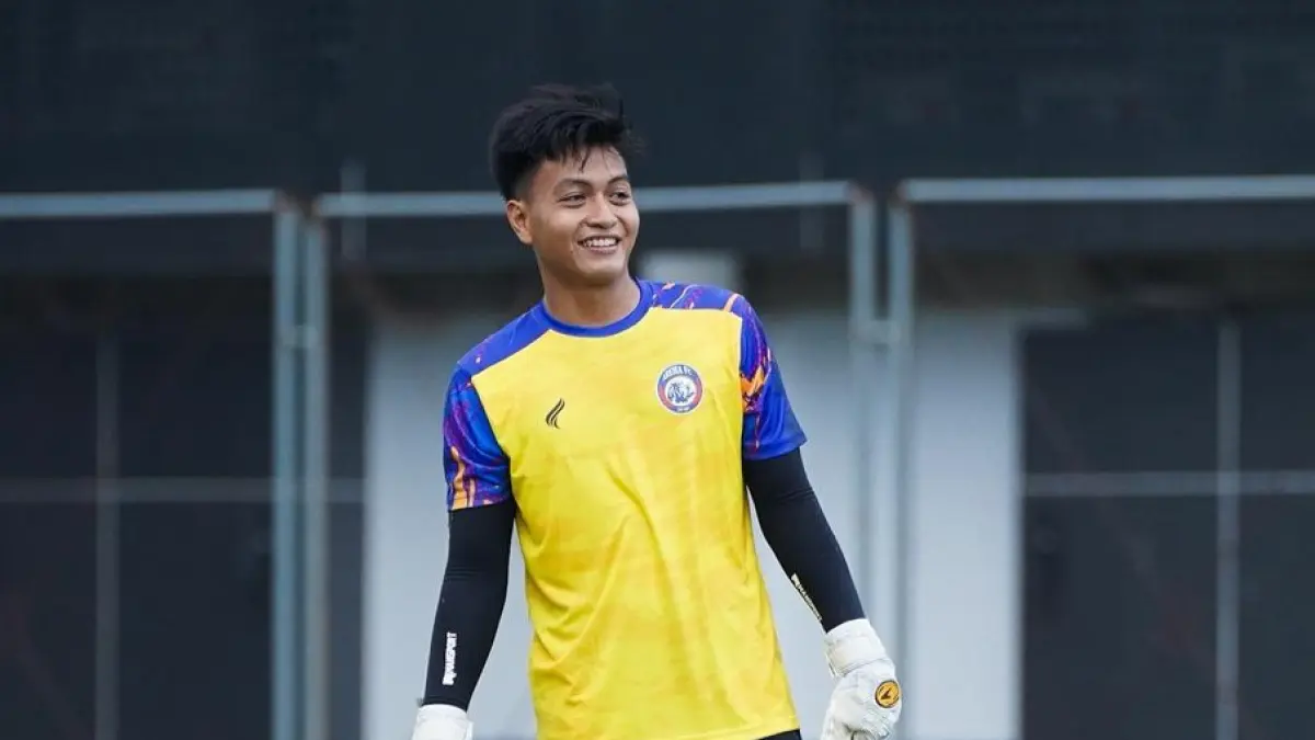 Kiper Arema FC Adrian Casvari mengikuti latihan beberapa waktu lalu. (MO Arema FC)