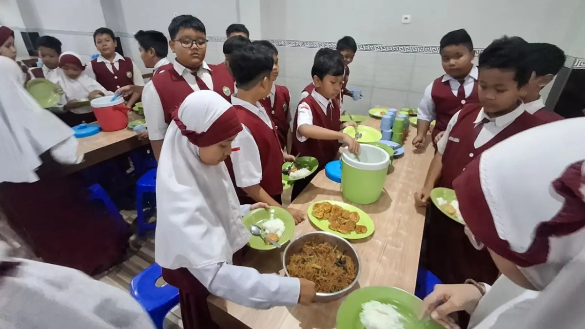 MAKAN SIANG: Meski penyaluran MBG di SD Islamic Global School berhenti untuk sementara waktu, siswa-siswi di sana tetap mendapat makanan dari sekolah, kemarin (8/6). (Nabila Amelia/Radar Malang)