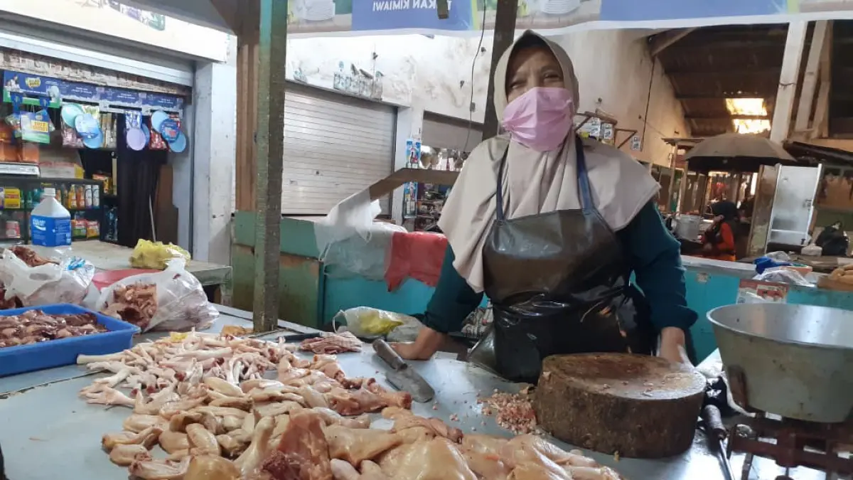 MINIM PEMBELI: Salah satu pedagang ayam potong di Pasar Kepanjen melayani pembeli kemarin (8/6) (INDAH MEI YUNITA/RADAR MALANG)
.
