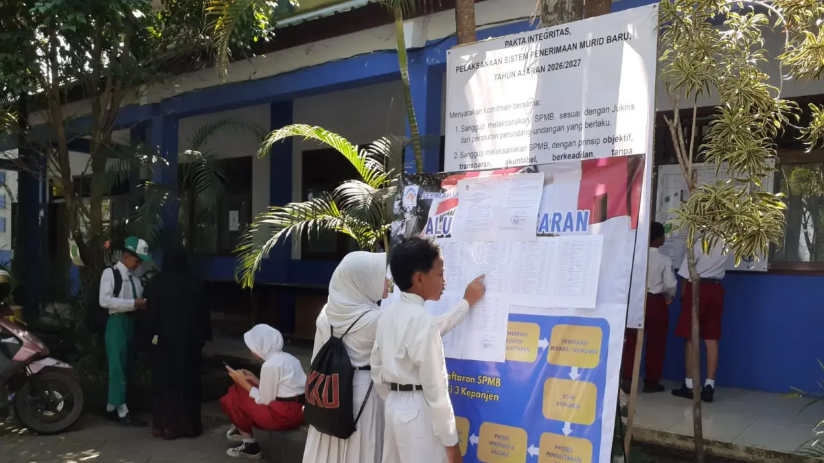 Para pendaftar SPMB melihat pengumuman di SMPN 3 Kepanjen