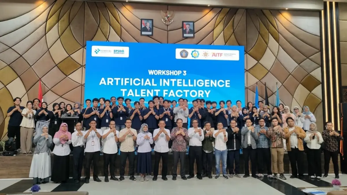 Peserta dan penyelenggara Artificial Intelligence Talent Factory (AITF) 2026 berfoto bersama setelah pembukaan Workshop 3 di Auditorium Algoritma FILKOM UB, Senin (8/6).