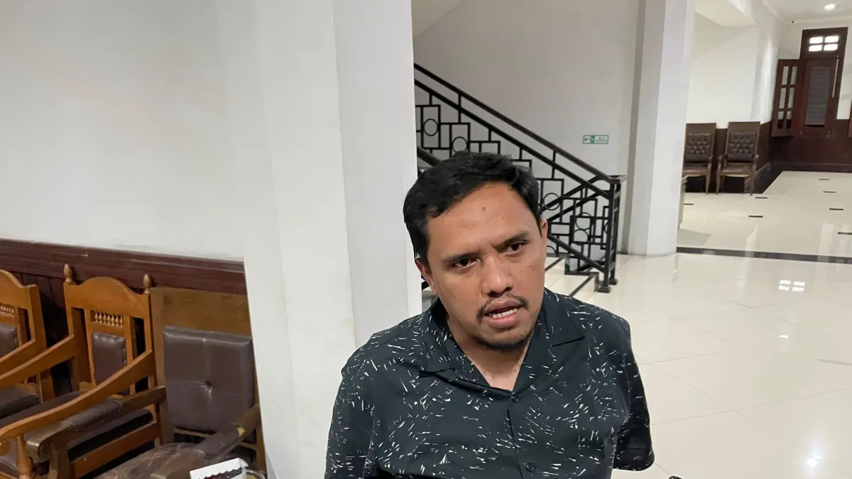Anggota DPRD Kota Malang Harvard Kurniawan memberikan keterangan kepada awak media setelah audiensi.  (Andika Satria Perdana/Radar Malang)
